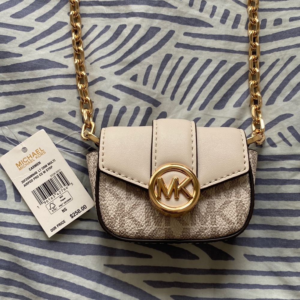 New with tags!! Michael Kors Carmen AirPod Pros Carrying Case